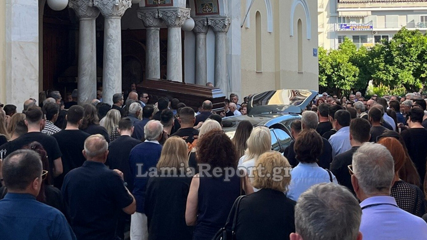 Συγκλονιστικές στιγμές στην κηδεία του αντιδημάρχου Λαμίας, Κώστα Σταυρογιάννη, που σκοτώθηκε σε τροχαίο