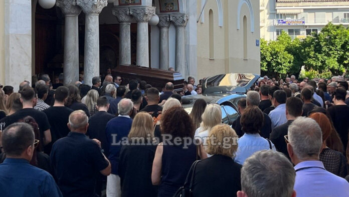 Συγκλονιστικές στιγμές στην κηδεία του αντιδημάρχου Λαμίας, Κώστα Σταυρογιάννη, που σκοτώθηκε σε τροχαίο