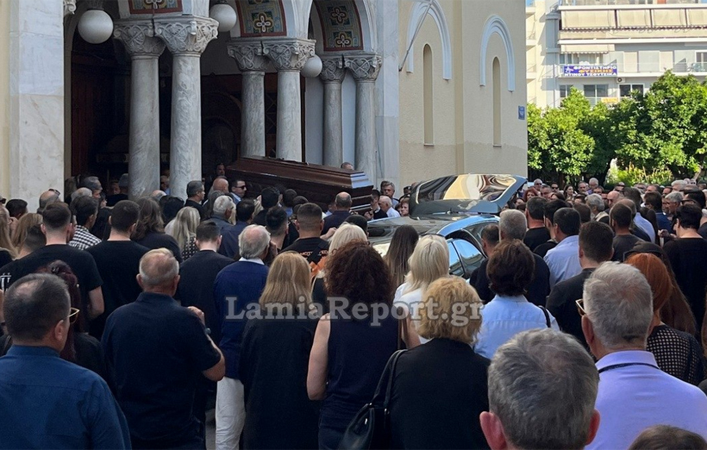 Συγκλονιστικές στιγμές στην κηδεία του αντιδημάρχου Λαμίας, Κώστα Σταυρογιάννη, που σκοτώθηκε σε τροχαίο