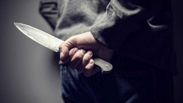 Ένα μαχαίρι, πέντε όροφοι, μια ζωή που κατέρρευσε – Η σοκαριστική εξομολόγησή μου ως θύμα ένοπλης ληστείας μέσα στην ίδια μου την πολυκατοικία