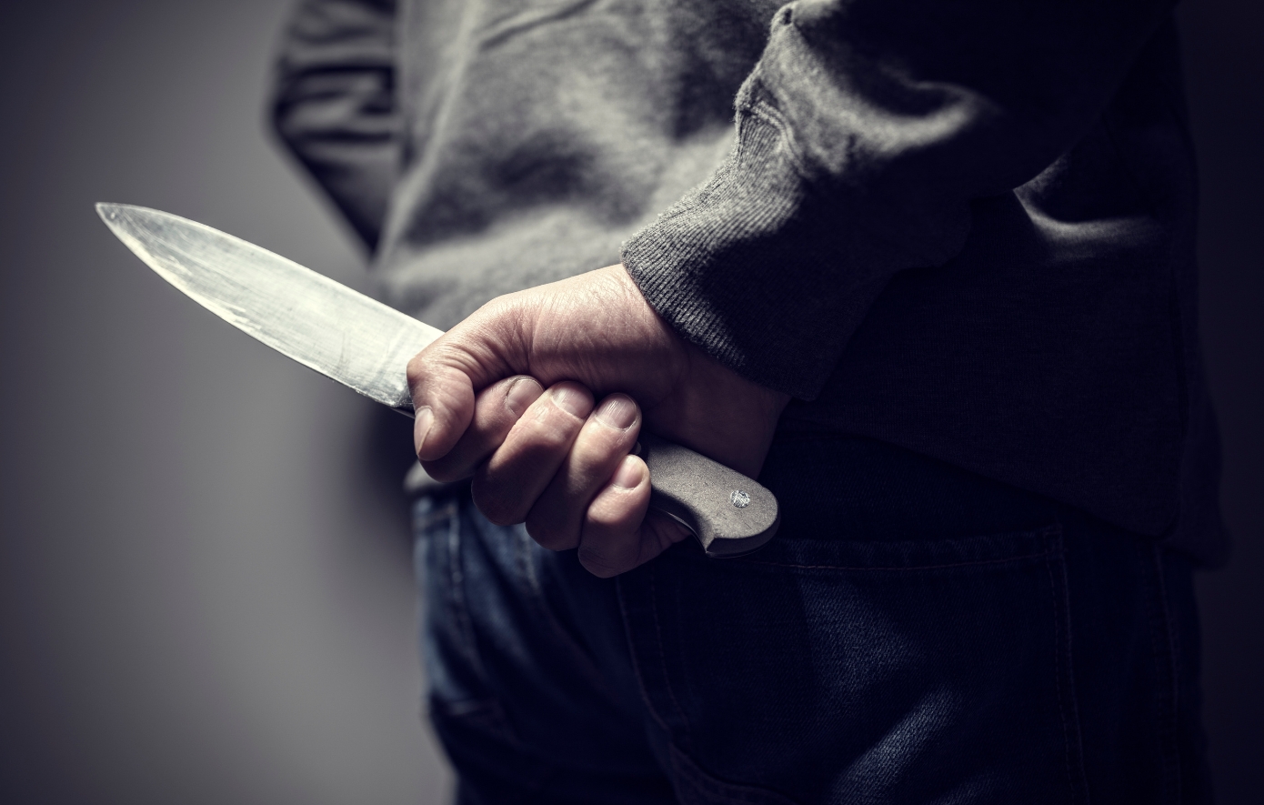 Ένα μαχαίρι, πέντε όροφοι, μια ζωή που κατέρρευσε – Η σοκαριστική εξομολόγησή μου ως θύμα ένοπλης ληστείας μέσα στην ίδια μου την πολυκατοικία