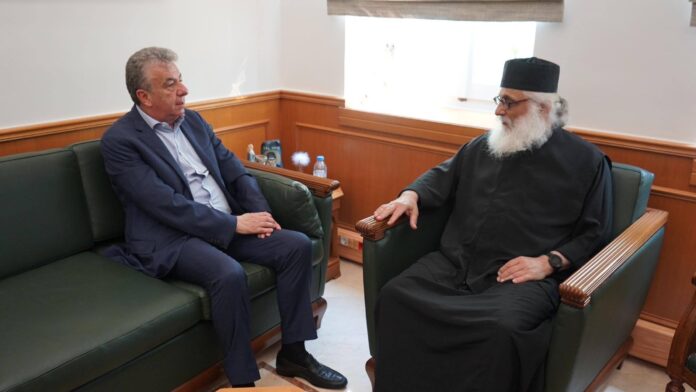 Συνάντηση κορυφής του περιφερειάρχη Κρήτης με τον Αρχιμανδρίτη της Ι.Μ. Σινά