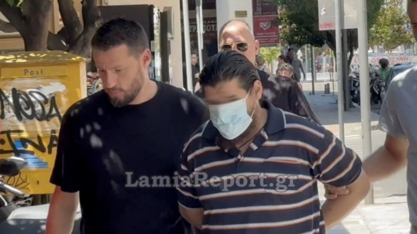 «Δεν θέλω να τον ξέρω, ούτε να τον ξαναδώ στα μάτια μου», σπάει τη σιωπή του ο ετεροθαλής αδελφός του 43χρονου δολοφόνου στη Λαμία