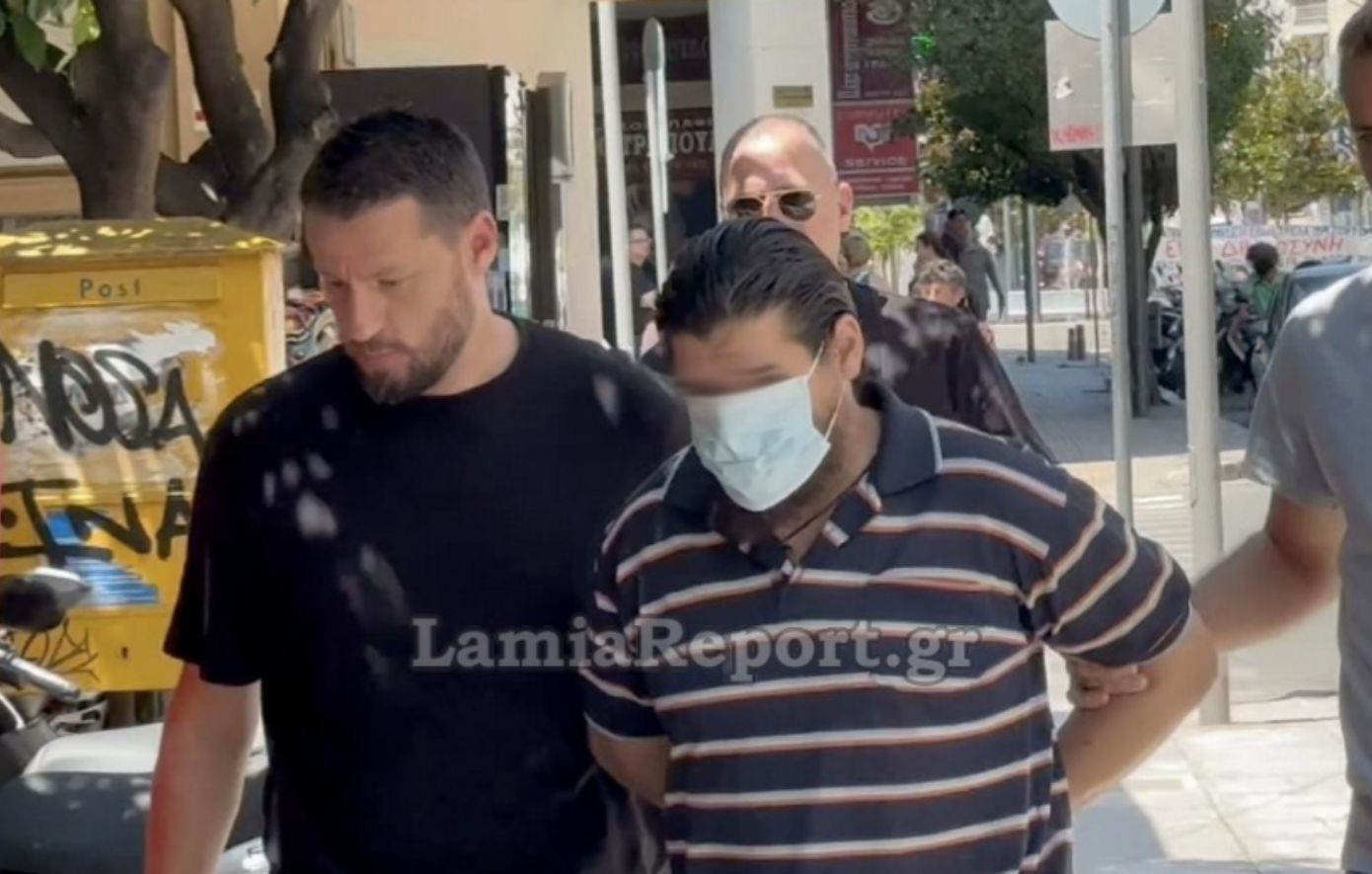 «Δεν θέλω να τον ξέρω, ούτε να τον ξαναδώ στα μάτια μου», σπάει τη σιωπή του ο ετεροθαλής αδελφός του 43χρονου δολοφόνου στη Λαμία