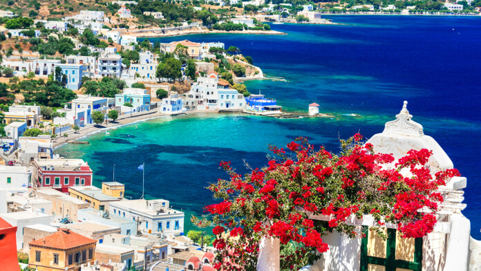 Τα βρετανικά ΜΜΕ εξυμνούν το ελληνικό νησί έκπληξη «των απόκληρων» – «Θα δεχόμουν ευχαρίστως να εξοριστώ εκεί»