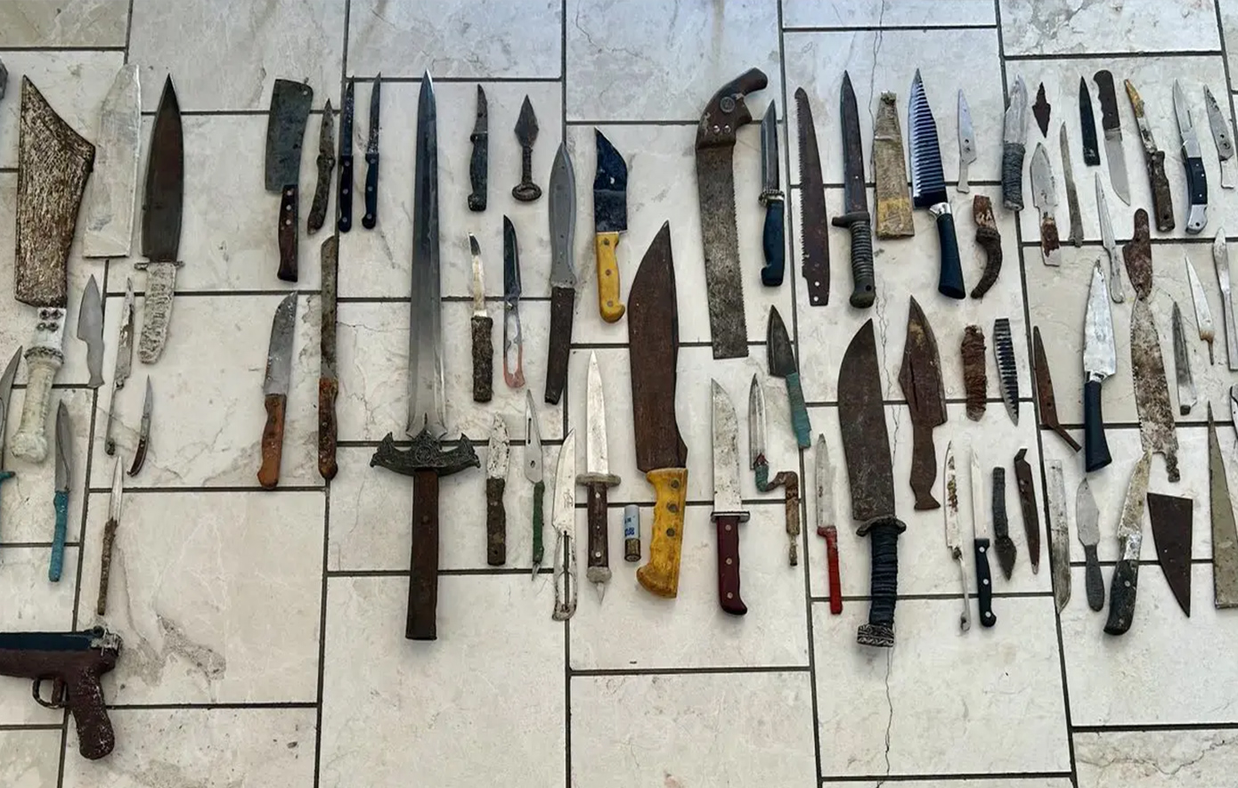 Έγκλημα στη Λαμία: Ανακαλύφθηκε ολόκληρο οπλοστάσιο στο σπίτι του 43χρονου δολοφόνου – Από δεκάδες μαχαίρια μέχρι τσεκούρι