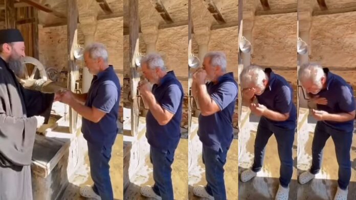 Ο Μελ Γκίμπσον σε μια βαθιά συγκινητική στιγμή λαμβάνει ευλογία από Ορθόδοξο μοναχό στο Άγιον Όρος