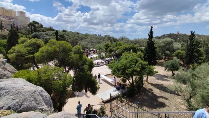 Μενδώνη: Αποκαλύφθηκαν οι επί έτη κλειστές διαδρομές στον αρχαιολογικό χώρο της Ακρόπολης και το εντυπωσιακό Πωλητήριο
