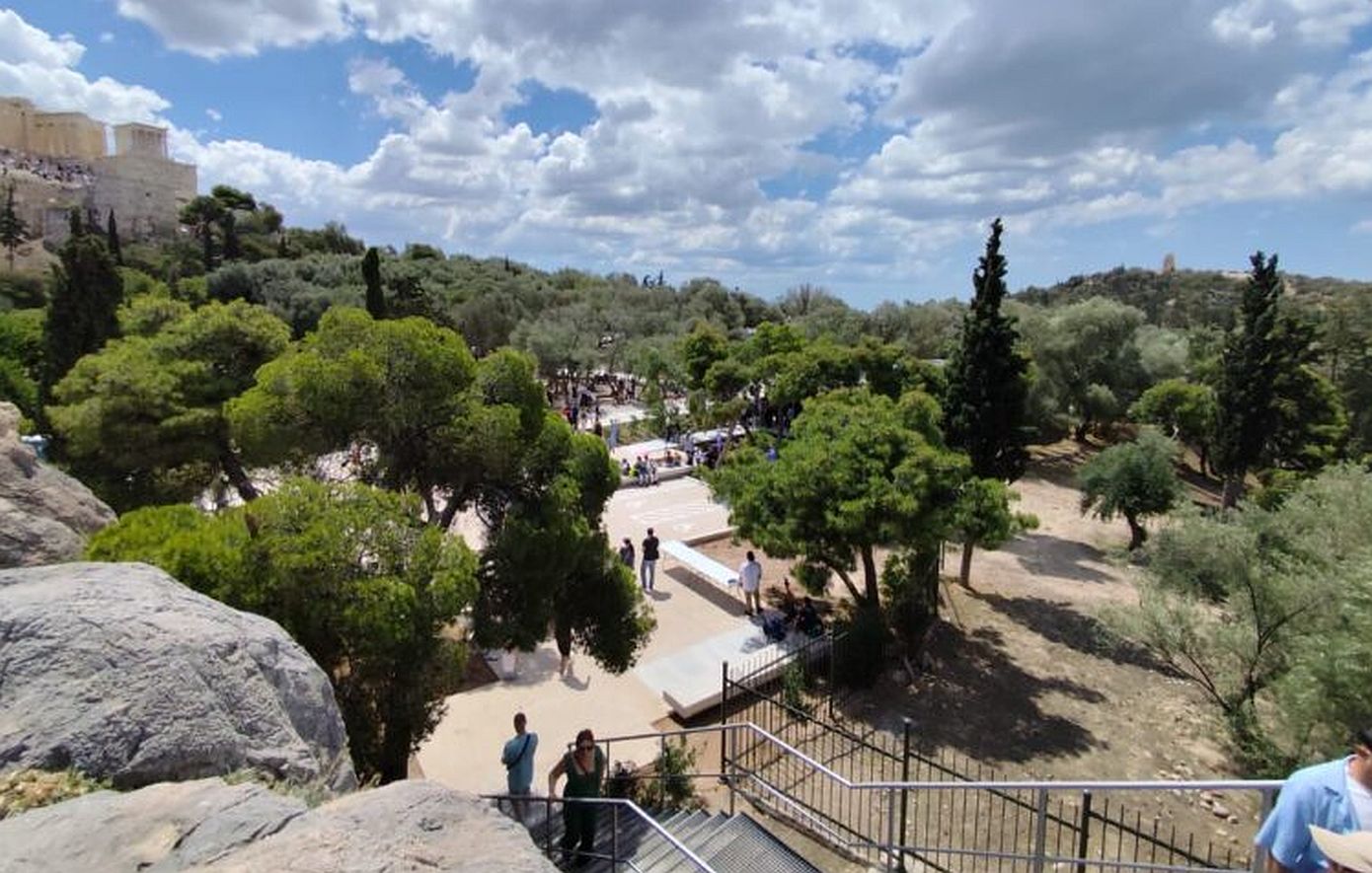 Μενδώνη: Αποκαλύφθηκαν οι επί έτη κλειστές διαδρομές στον αρχαιολογικό χώρο της Ακρόπολης και το εντυπωσιακό Πωλητήριο