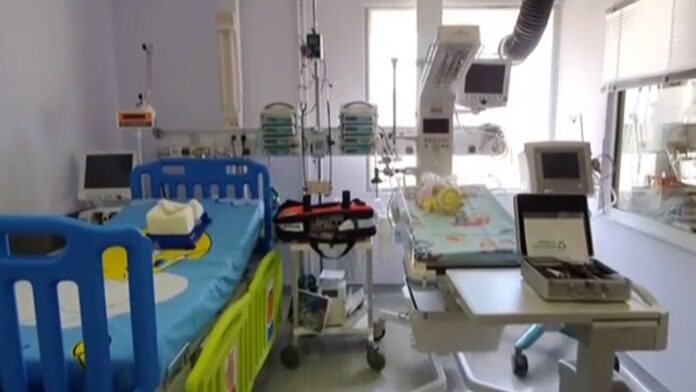 Λάρισα: Διασωληνωμένο 5χρονο αγοράκι με σοβαρές κρανιοεγκεφαλικές κακώσεις – Κατέρρευσε από μεγάλο ύψος