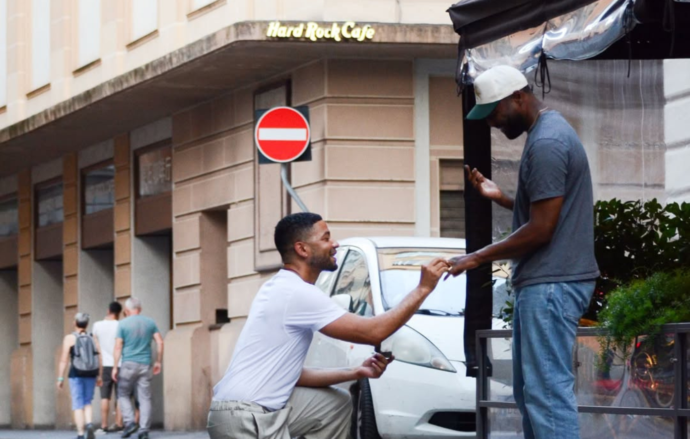 Ο Τζάσι Σμόλετ του “Empire” εξέπληξε τον αγαπημένο του με πρόταση γάμου σε κεντρικό δρόμο