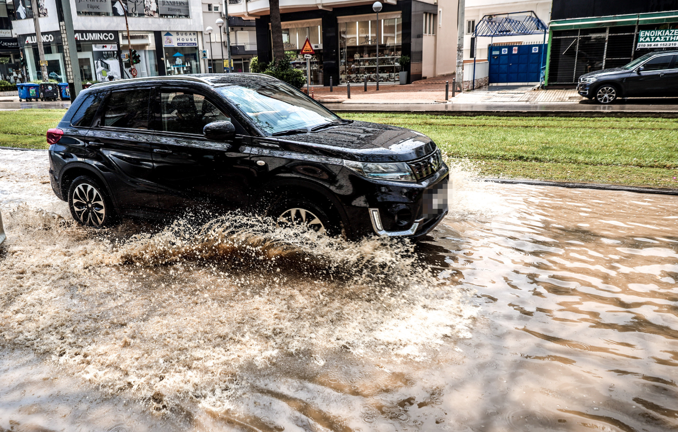 Καιρός: Πάνω από 50 χιλιοστά βροχής “πνίγουν” την Αττική – Πού εντοπίστηκαν προβλήματα