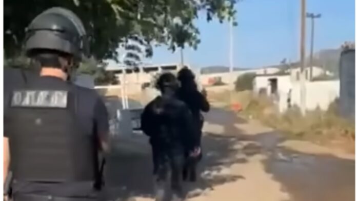 Εντυπωσιακή αστυνομική επέμβαση στη Μάνδρα – Εξαρθρώθηκε κύκλωμα με 16 συλλήψεις
