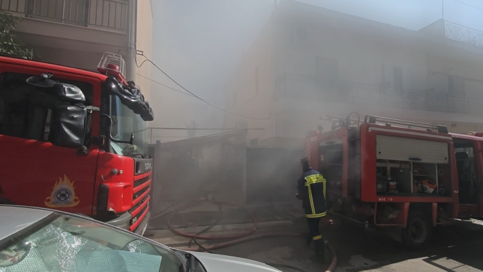 Πυρκαγιά σε ημιυπόγειο στο Περιστέρι – 13 πυροσβέστες με πέντε οχήματα επιχειρούν στο σημείο