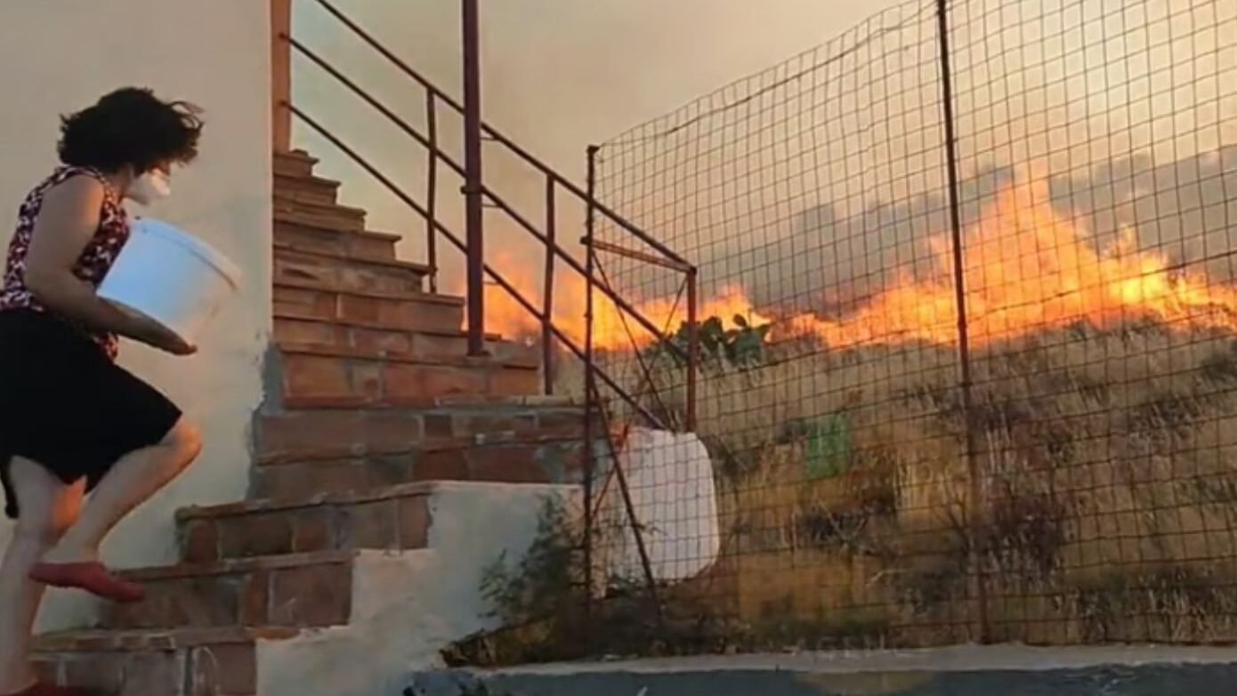 Συγκλονιστικές εικόνες στη Χίο: Σε απόσταση αναπνοής από σπίτια οι φλόγες – Κάτοικοι μάχονται με κουβάδες και λάστιχα – Δείτε το βίντεο