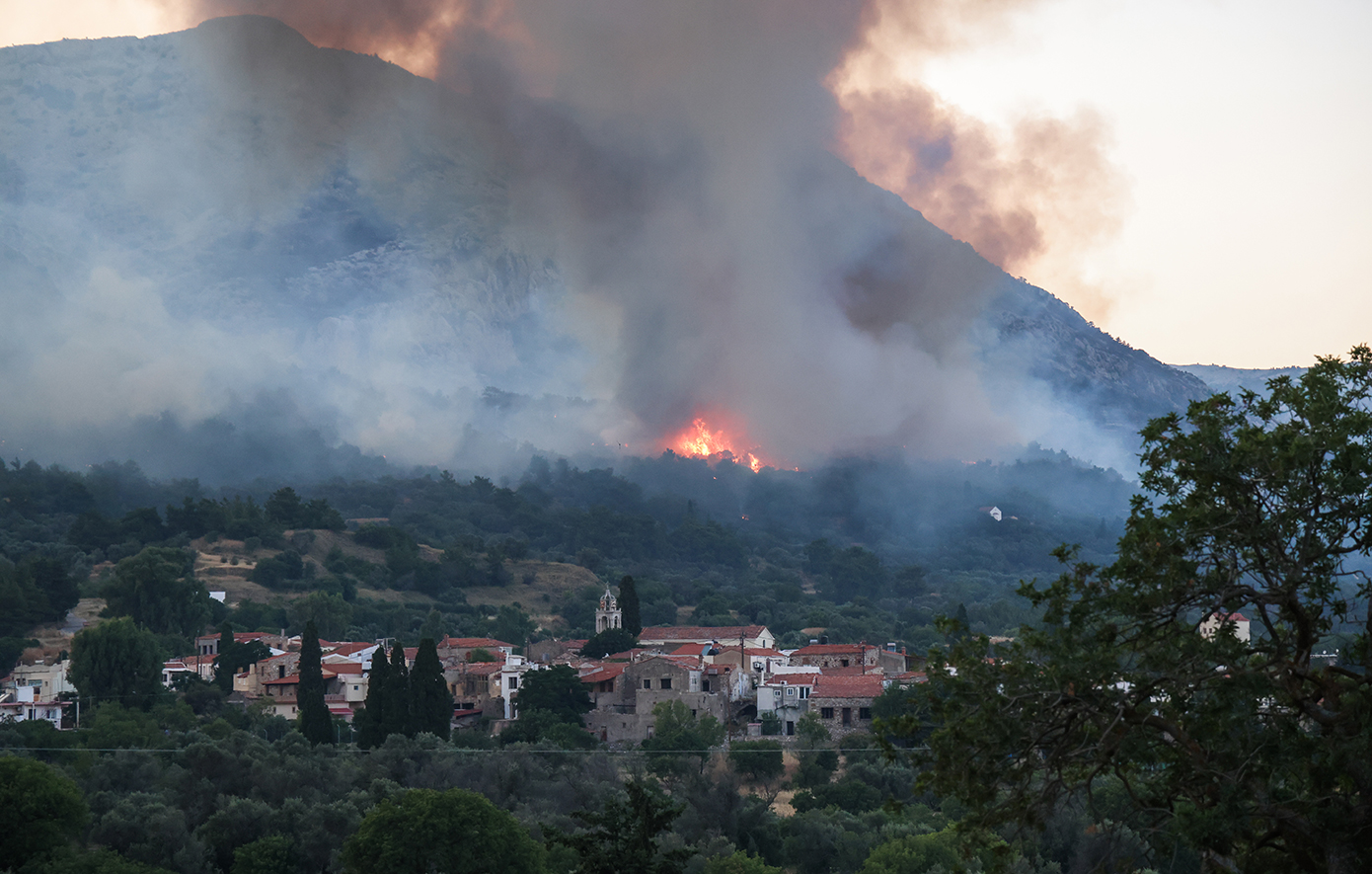 Σε κατάσταση έκτακτης ανάγκης η Χίος – Καίγεται για 3η ημέρα, συνεχείς αναζωπυρώσεις