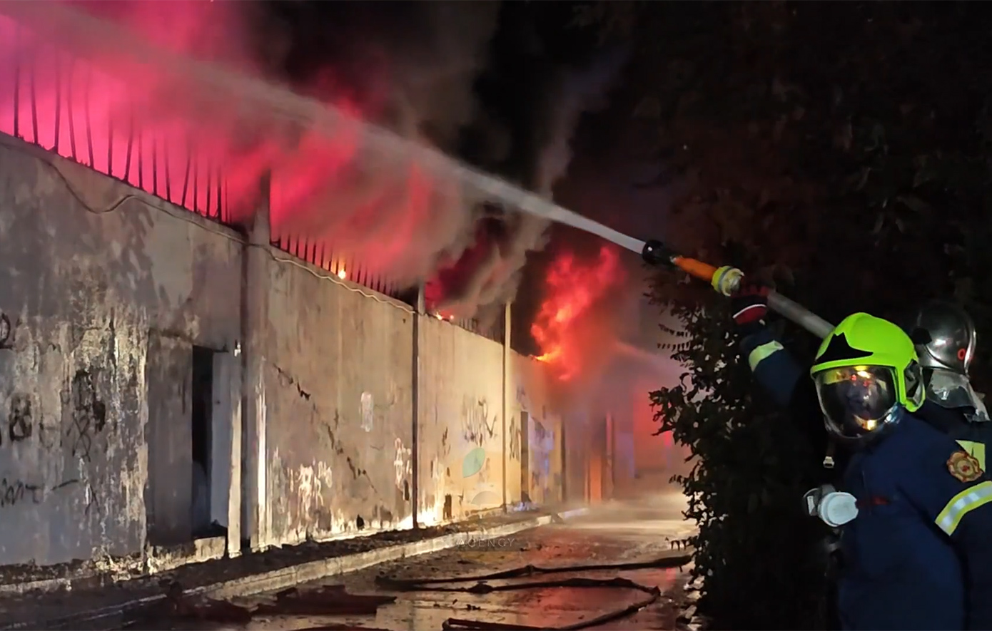 Καταστροφικές υλικές ζημιές από την πυρκαγιά σε επιχείρηση στον Κολωνό