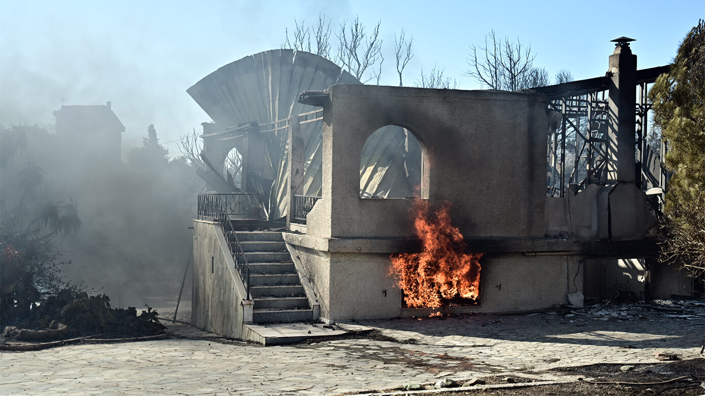 Πώς ξεκίνησε η καταστροφική φωτιά στην Παλαιά Φώκαια – Οι κρίσιμες ώρες και η μάχη να σωθούν ζωές