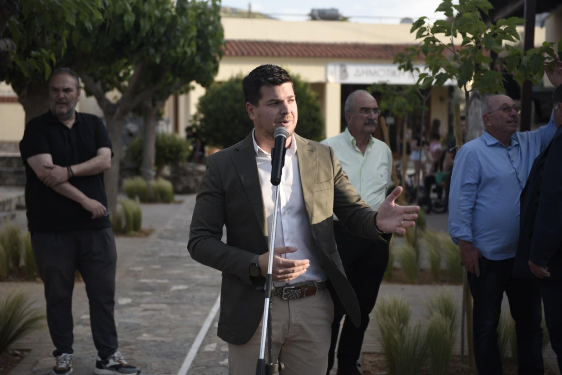 Δήμος Σαρωνικού: Το dimarxos.gr αποκαλύπτει τα εντυπωσιακά εγκαίνια της πλατείας Καλυβίων – Οι δηλώσεις Παπαχρήστου [βίντεο]