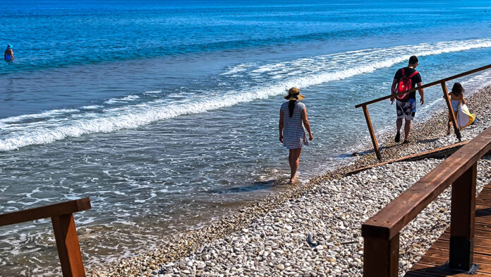 Άνδρας εμφανίστηκε γυμνός από θάλασσα της Ηλείας και επιχείρησε να βιάσει τουρίστρια