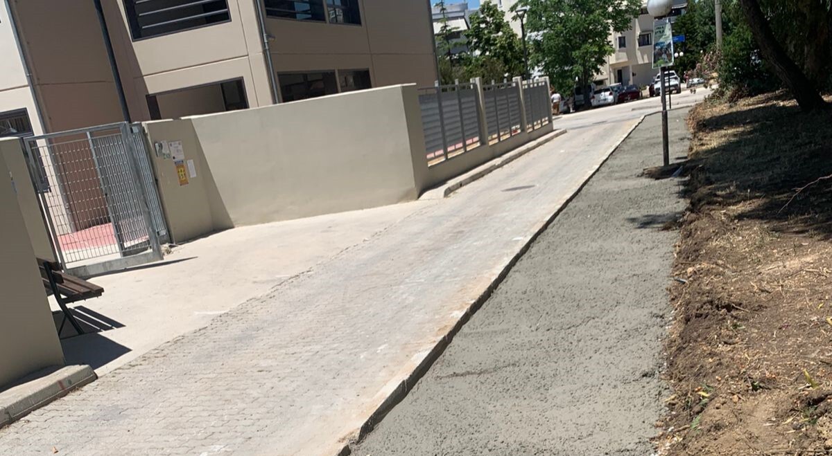 Ολοκληρώνεται το νέο πεζοδρόμιο στο Ηλιακό Χωριό Λυκόβρυσης-Πεύκης