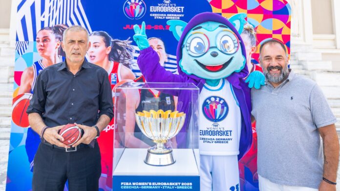 Αποκαλύφθηκε το εντυπωσιακό τρόπαιο FIBA Women’s EuroBasket 2025 στο Δημοτικό Θέατρο Πειραιά
