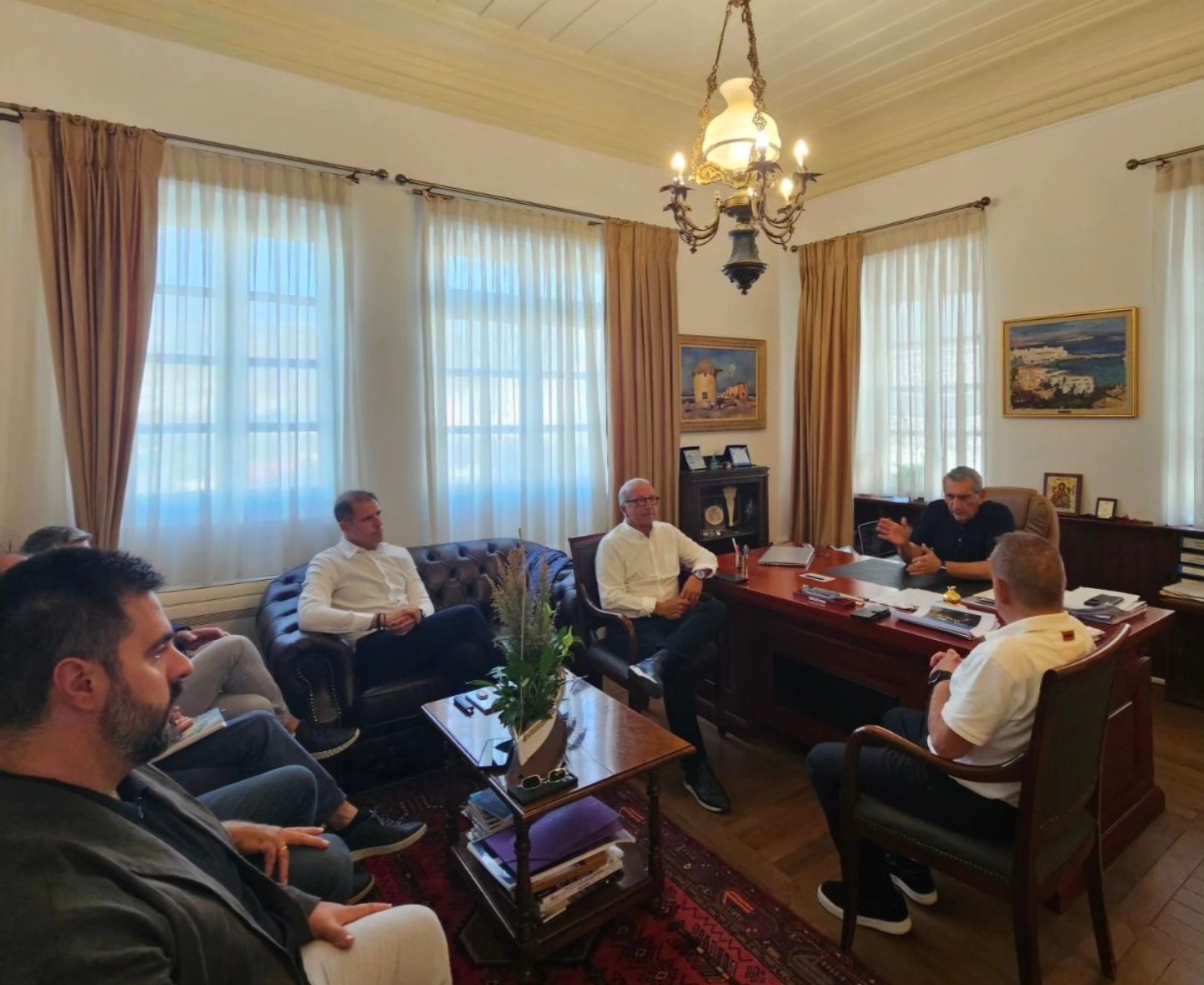 Συνάντηση Χατζημάρκου – Βερώνη για τα φλέγοντα ζητήματα της Μυκόνου