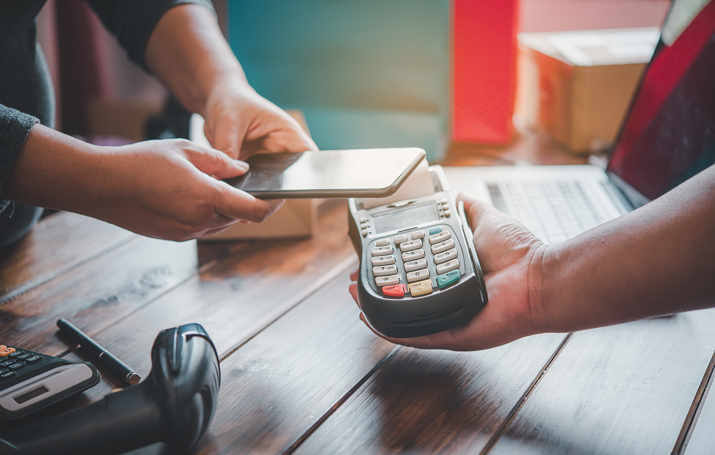 Σε ποιους κλάδους εξαφανίστηκαν τα μετρητά – Τα POS “κατάπιαν” από την αγορά ρευστό 5,79 δισ. ευρώ