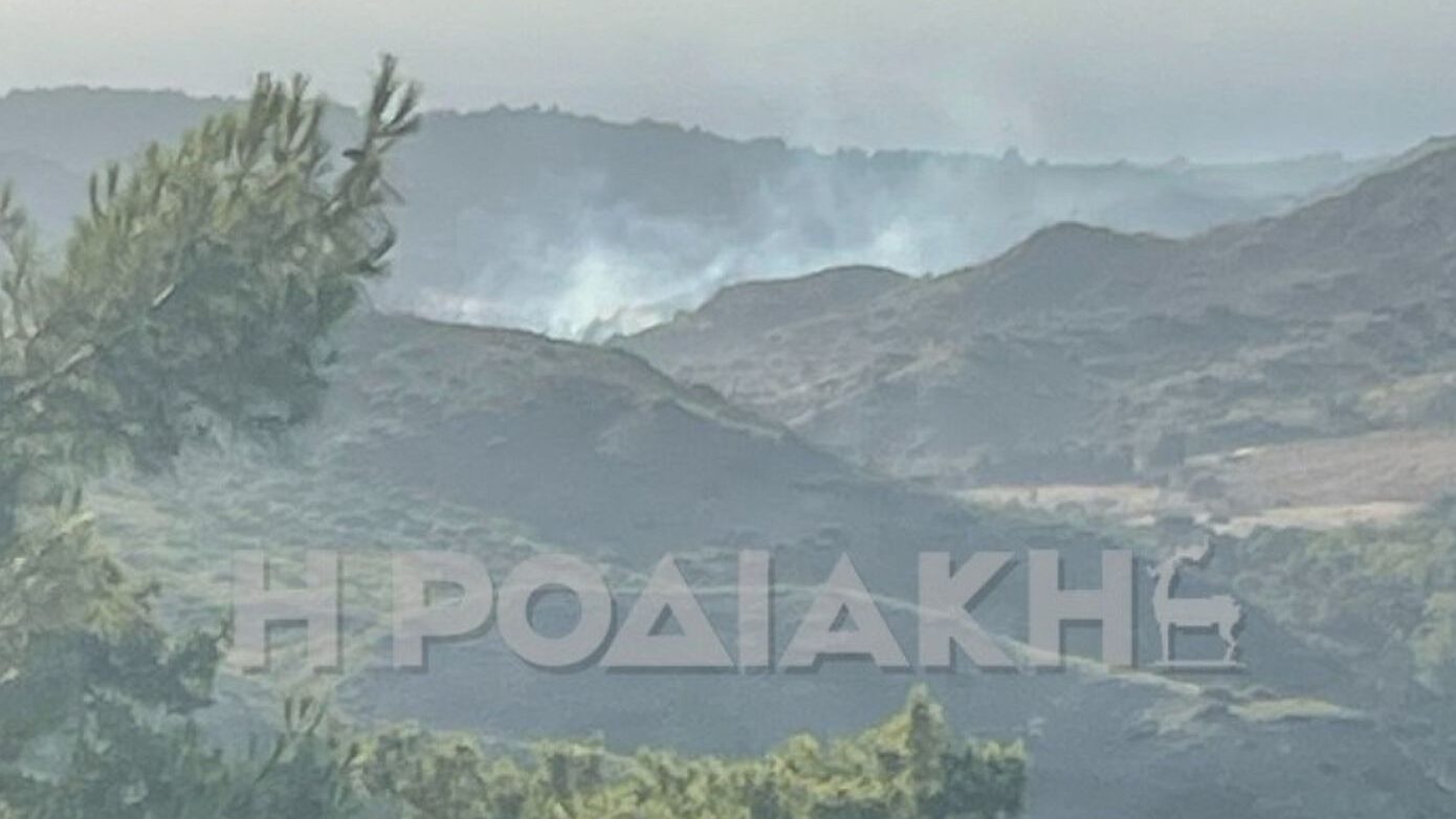 Μεγάλη φωτιά μαίνεται στο χωριό Θεολόγος στη Ρόδο