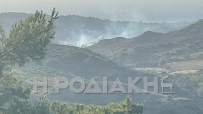 Μεγάλη φωτιά μαίνεται στο χωριό Θεολόγος στη Ρόδο