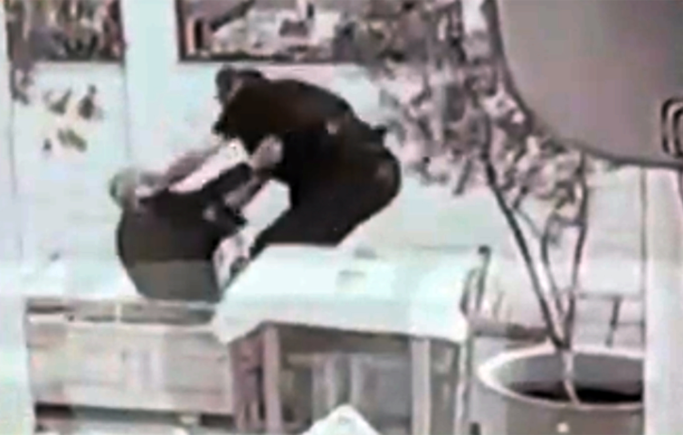 «Πήγε να με τρυπήσει στην κοιλιά» – Καρέ καρέ η σοκαριστική επίθεση με σπαθί σαμουράι σε ταβέρνα της Θεσσαλονίκης