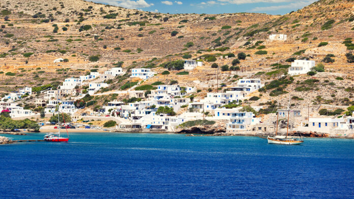 Νέες έρευνες για την εξαφάνιση των δύο τουριστριών στη Σίκινο πριν από έναν χρόνο – «Θέλουμε να ανακαλύψουμε τι συνέβη» ζητούν τα παιδιά τους