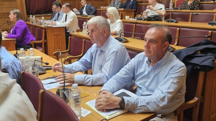 Ο Β. Σιώμος πρωταγωνιστεί στην κρίσιμη συνεδρίαση της Επιτροπής Παραγωγής και Εμπορίου