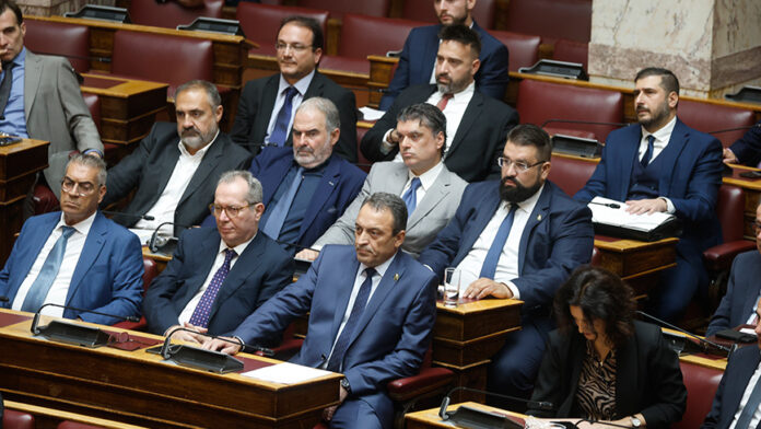Πώς φτάσαμε στην εκδίωξη των Σπαρτιατών από τη Βουλή – Τα παρασκήνια ενόψει προανακριτικής και η στάση της κυβέρνησης