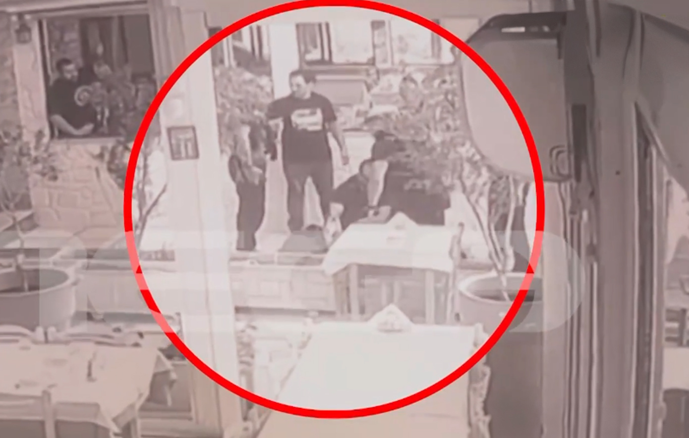 Θεσσαλονίκη: βίντεο από την στιγμή που 64χρονος Ισπανός επιτίθεται με μαχαίρι σε πελάτες ουζερί