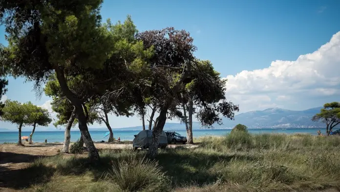 Εισαγγελική έρευνα ξεκινά για τα παράνομα bungalows στο προστατευόμενο πάρκο του Σχινιά