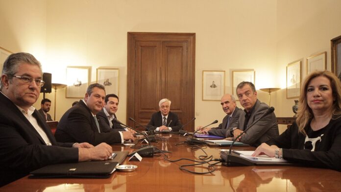 Θεοδωράκης αποκαλύπτει για το συμβούλιο των πολιτικών αρχηγών του ’15: Ο Τσίπρας παραδέχθηκε ότι ήταν αχρείαστο το δημοψήφισμα