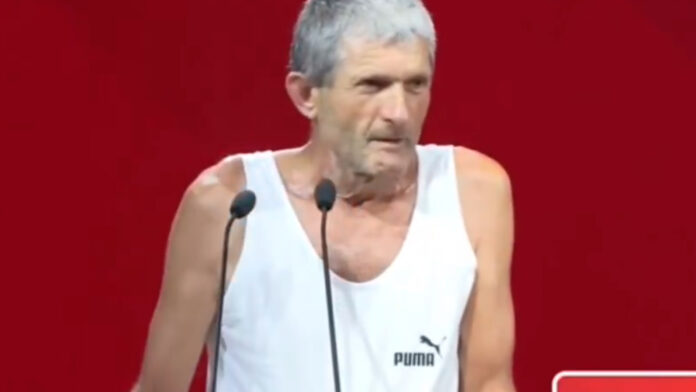 Σύνεδρος του ΣΥΡΙΖΑ κατέκτησε το βήμα με αμάνικη φανέλα εξαιτίας καύσωνα