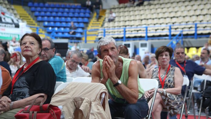 «Φλέγεται» το συνέδριο του ΣΥΡΙΖΑ – Βγήκαν βεντάλιες και ανεμιστηράκια για να αντιμετωπίσουν τον καύσωνα