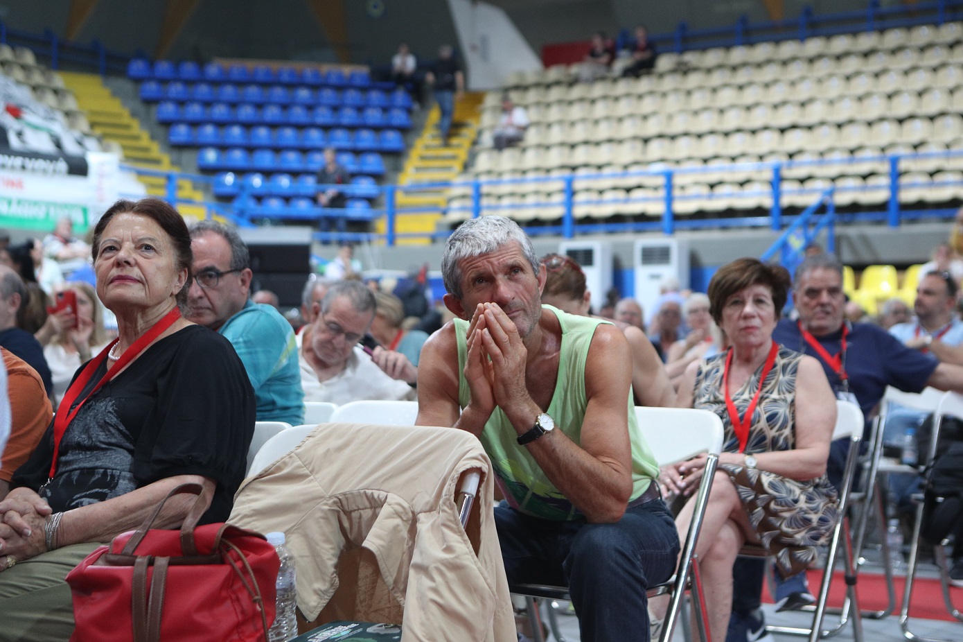 «Φλέγεται» το συνέδριο του ΣΥΡΙΖΑ – Βγήκαν βεντάλιες και ανεμιστηράκια για να αντιμετωπίσουν τον καύσωνα