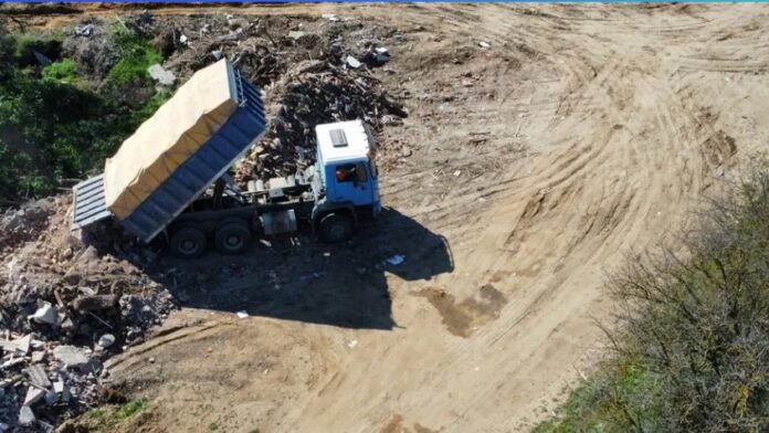 Επανομή: Πατέρας και γιος συνελήφθησαν να ξεφορτώνουν και να κρύβουν μπάζα σε αγροτεμάχια
