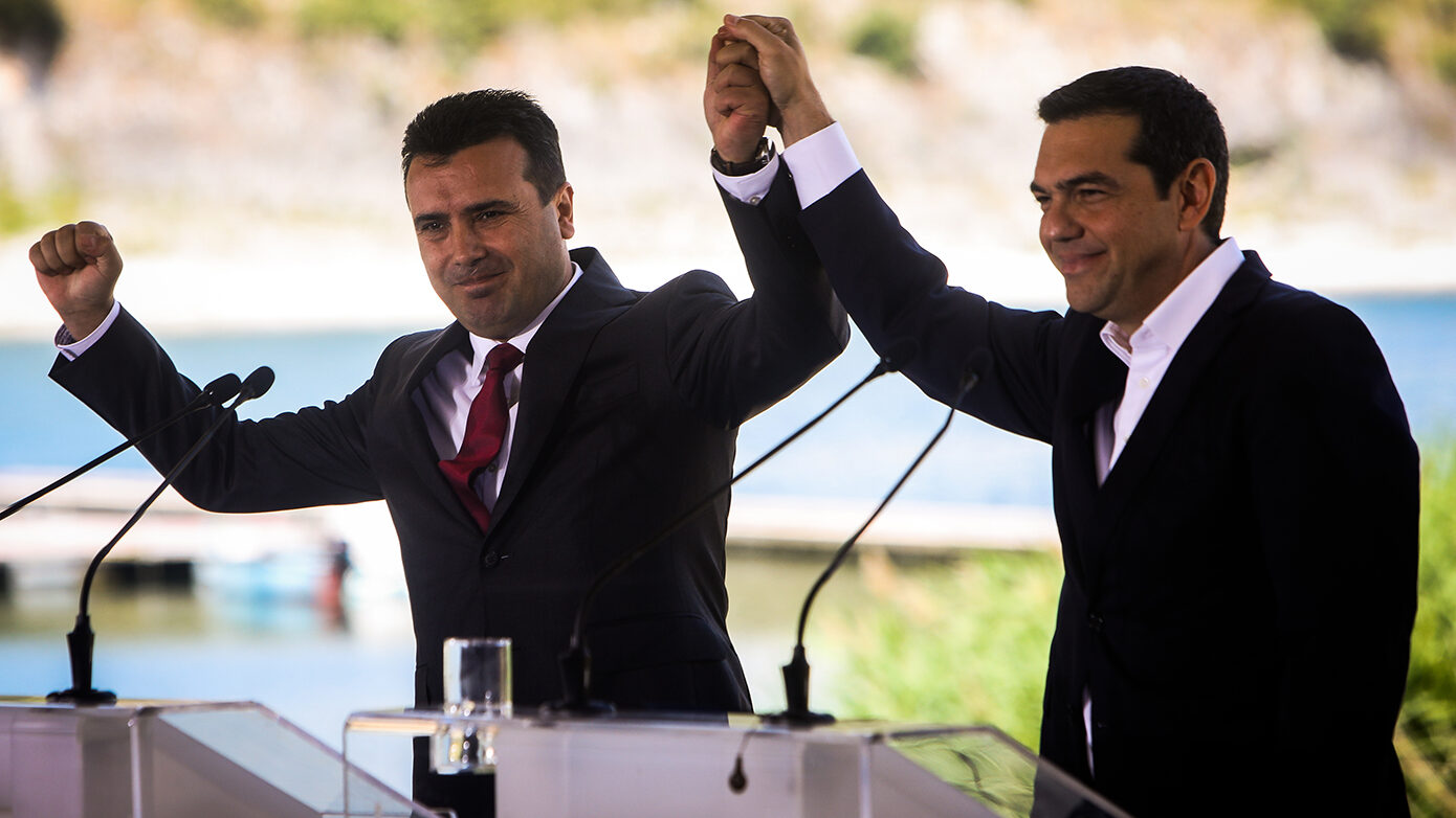 Σαν σήμερα 17 Ιουνίου: Τσίπρας και Ζάεφ σφραγίζουν τη Συμφωνία των Πρεσπών και η ΠΓΔΜ μετονομάζεται σε «Δημοκρατία της Βόρειας Μακεδονίας»