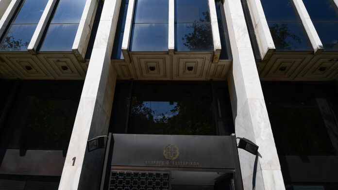 «Παραμείνετε σε ασφαλές σημείο, κοντά σε καταφύγιο»: Το επείγον μήνυμα του ΥΠΕΞ στους Έλληνες του Ισραήλ