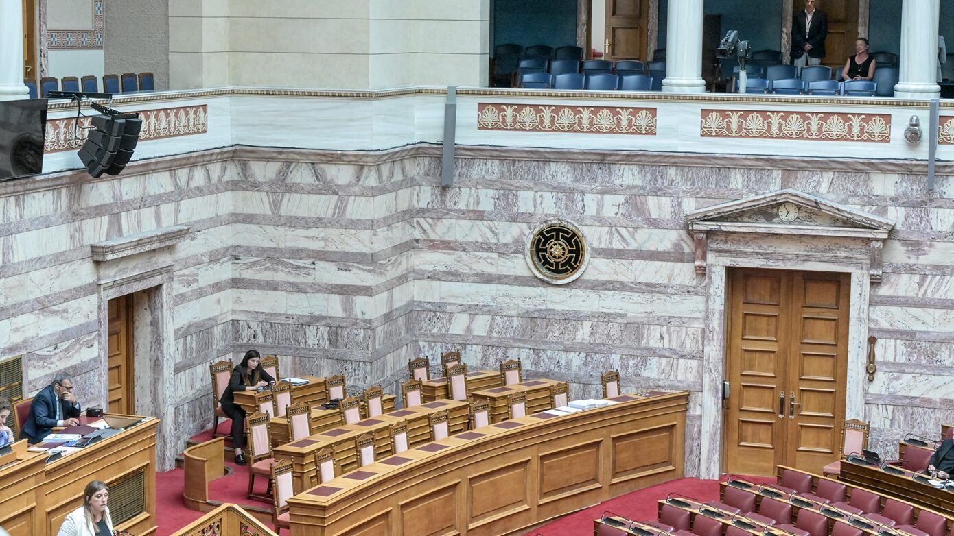Στα θεωρεία της Βουλής η μητέρα του Ιάσονα που σκοτώθηκε σε τραγικό τροχαίο έξω από το Κοινοβούλιο