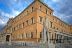 Πώς μεταμορφώνεται η Βουλή μετά το σεισμικό χτύπημα του Εκλογοδικείου για τους Σπαρτιάτες – Όταν είχε 127 και… 397 βουλευτές