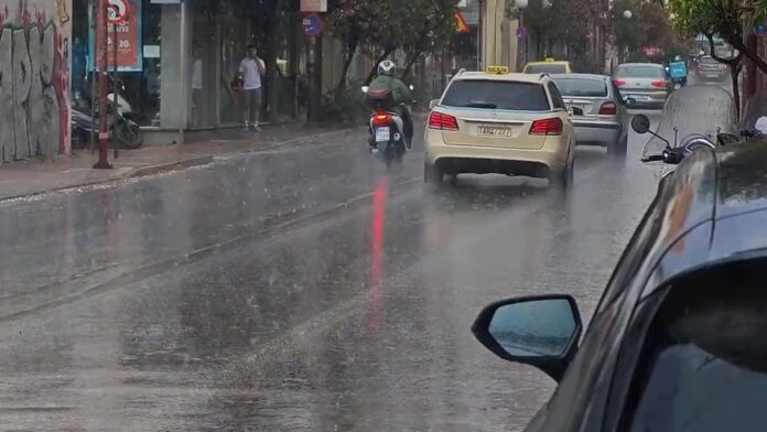 Κακοκαιρία σαρώνει την Αττική: Καταρρακτώδεις βροχές από τον Πειραιά έως το κέντρο της Αθήνας