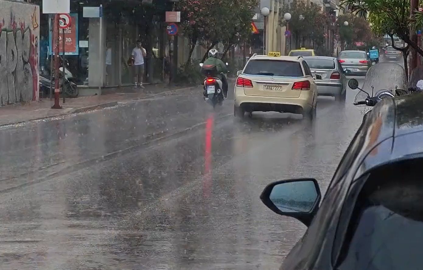 Κακοκαιρία σαρώνει την Αττική: Καταρρακτώδεις βροχές από τον Πειραιά έως το κέντρο της Αθήνας