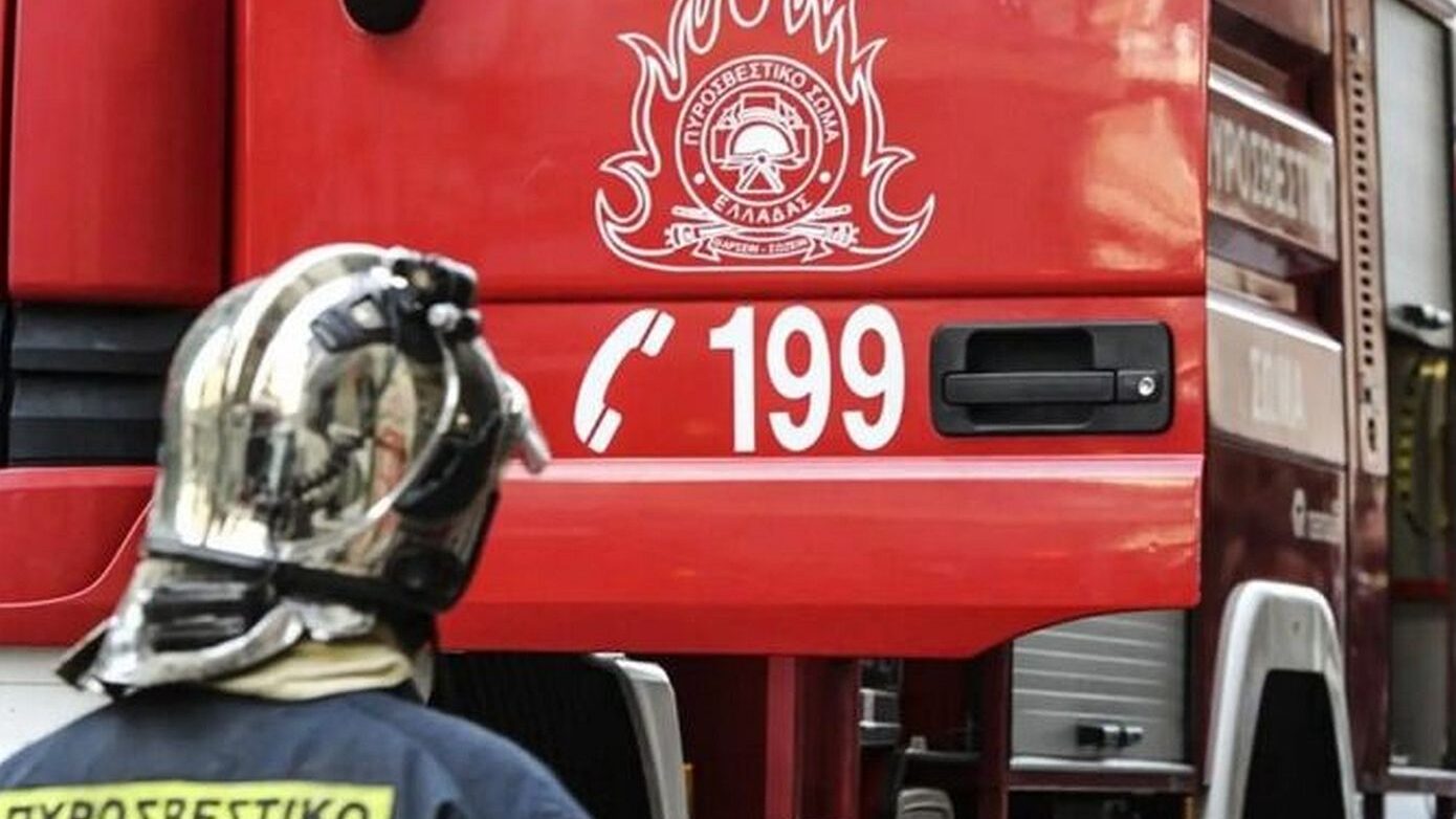 Μεγάλη φωτιά ξέσπασε στο παλαιό εργοστάσιο της ΧΡΩΠΕΙ στον Πειραιά – Πνιγηρή η οσμή καπνού στην περιοχή
