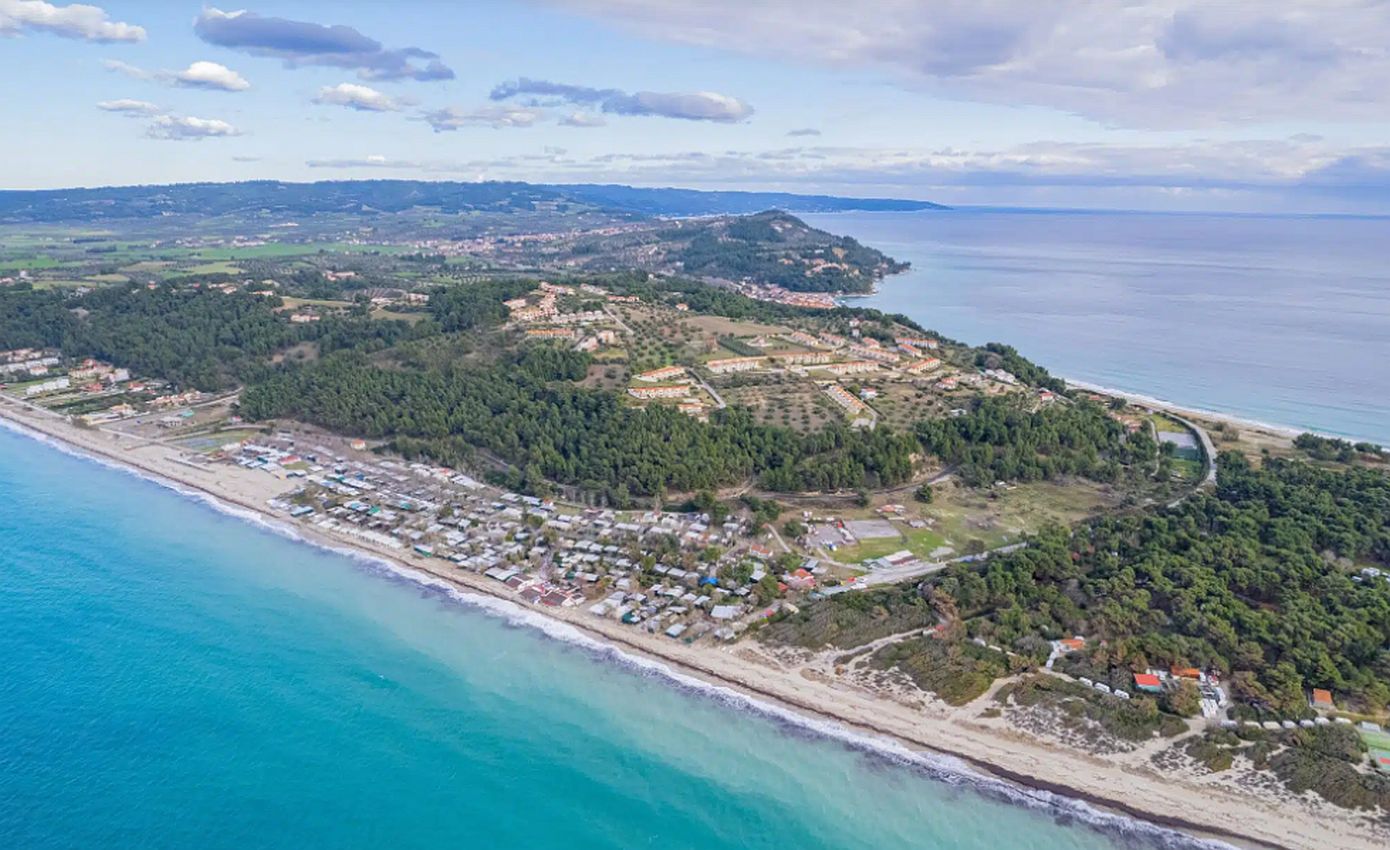 Έντονο ενδιαφέρον ξένων και εγχώριων επενδυτών για εξαγορά γης και μετατροπή της σε πολυτελή παραθεριστικά συγκροτήματα στην Ελλάδα