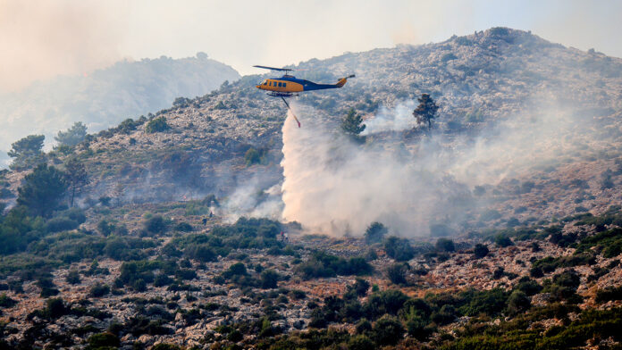Στο νοσοκομείο με συμπτώματα αφυδάτωσης ο διοικητής της πυροσβεστικής υπηρεσίας του νομού – Συνεχίζονται οι αναζωπυρώσεις στη Χίο